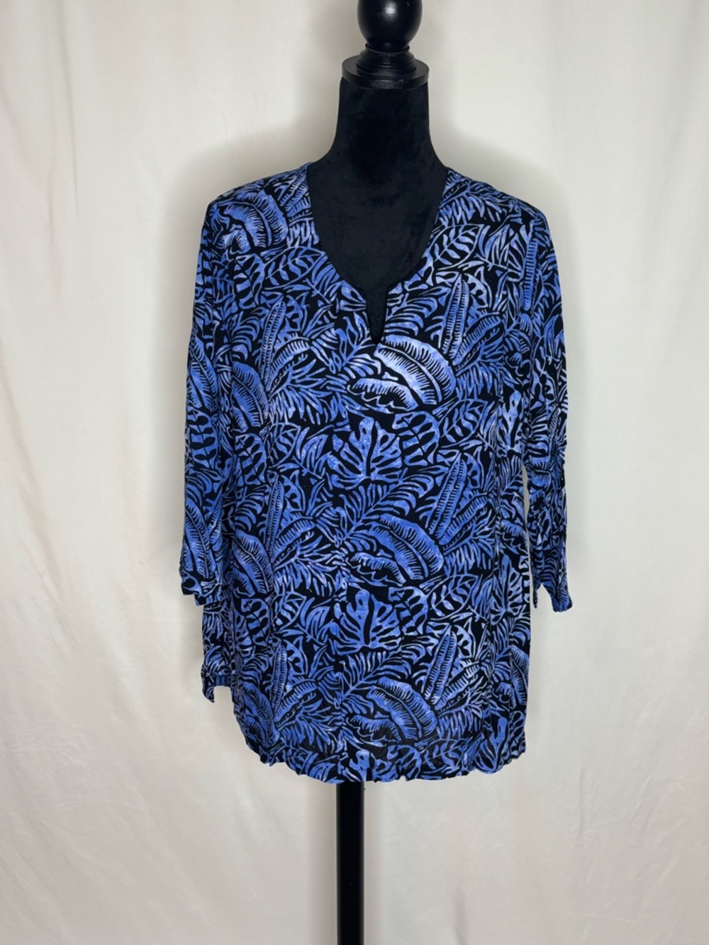 blueginger V-Neck Blue & Black Leaf-Print Blouse